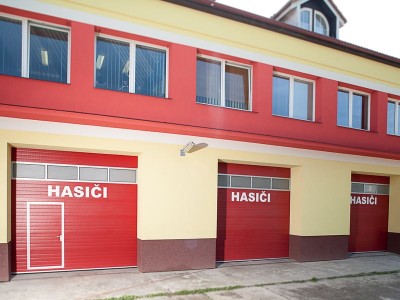 Ilustračná fotografia priemyselnej brány