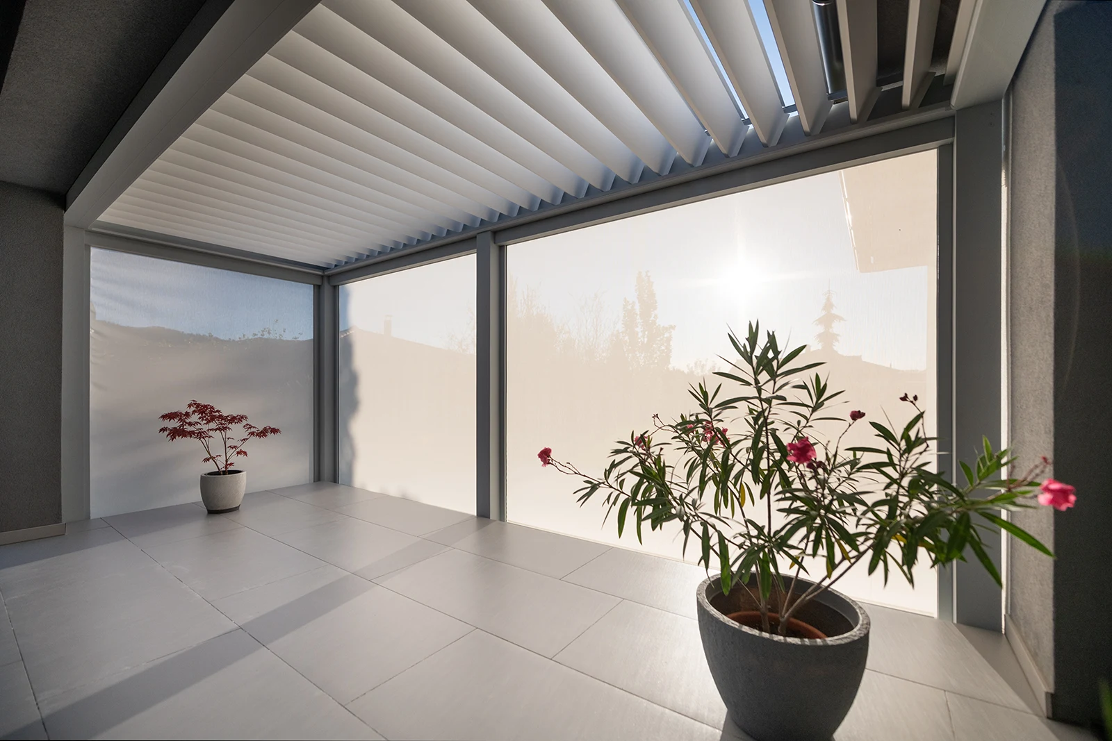Bioklimatická pergola CLIMAX Lamelino Wall kotvená do domu – certifikovaný partner CLIMAX EVPA TECH