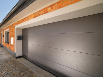 Moderná sekčná garážová brána KRUŽÍK s pohonom – montáž EVPA TECH