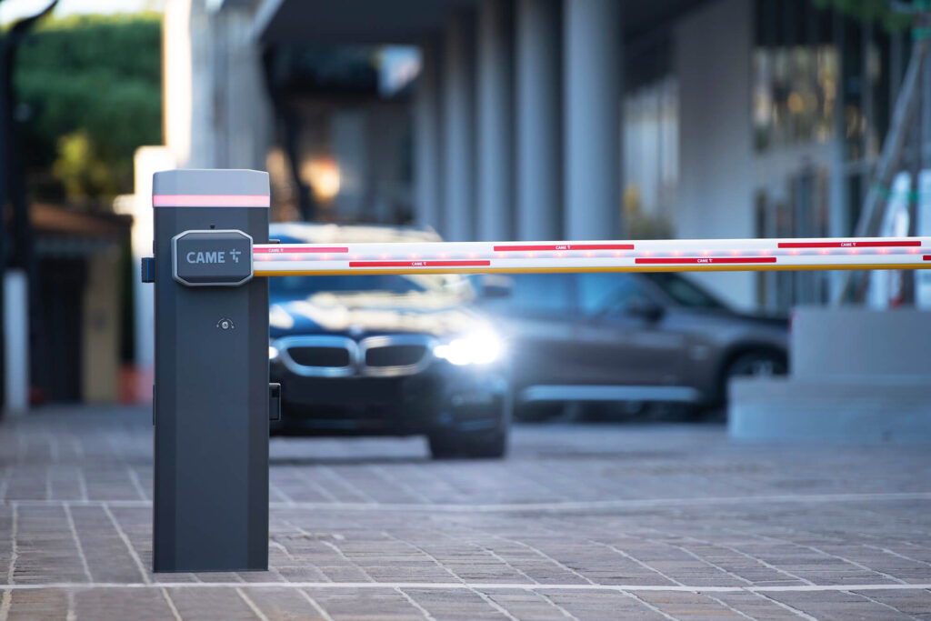 Cestná automatická závora CAME Gard pri vstupe do objektu – automatické závory na kľúč EVPA TECH
